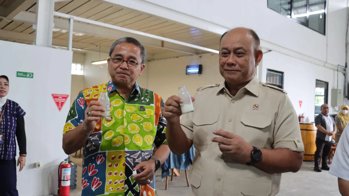 Miliki Unit Pasteurisasi Susu Sendiri, SPPG Cimahi Jadi Percontohan Nasional Pj Wali Kota Cimahi, Benny Bachtiar dan Kepala Badan Gizi Nasional, Dadan Hindayana saat Mencicipi Susu Murni MBG (mong)