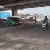 Sejumlah angkot ngetem dan PKL liar berdiri di kawasan Simpang Susun Cileunyi alias di bawah flyover Tol Cisumdawu, yang berada di wilayah Desa Cileunyi Wetan, Kecamatan Cileunyi, Kabupaten Bandung. (Yanuar/Jabar Ekspres)