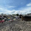 Usai libur panjang akhir pekan, ratusan ton sampah tertahan di UPT kebersihan di Jalan Raya Gedong Lima Padalarang, Bandung Barat. Kamis (30/1). Dok Jabar Ekspres/wit