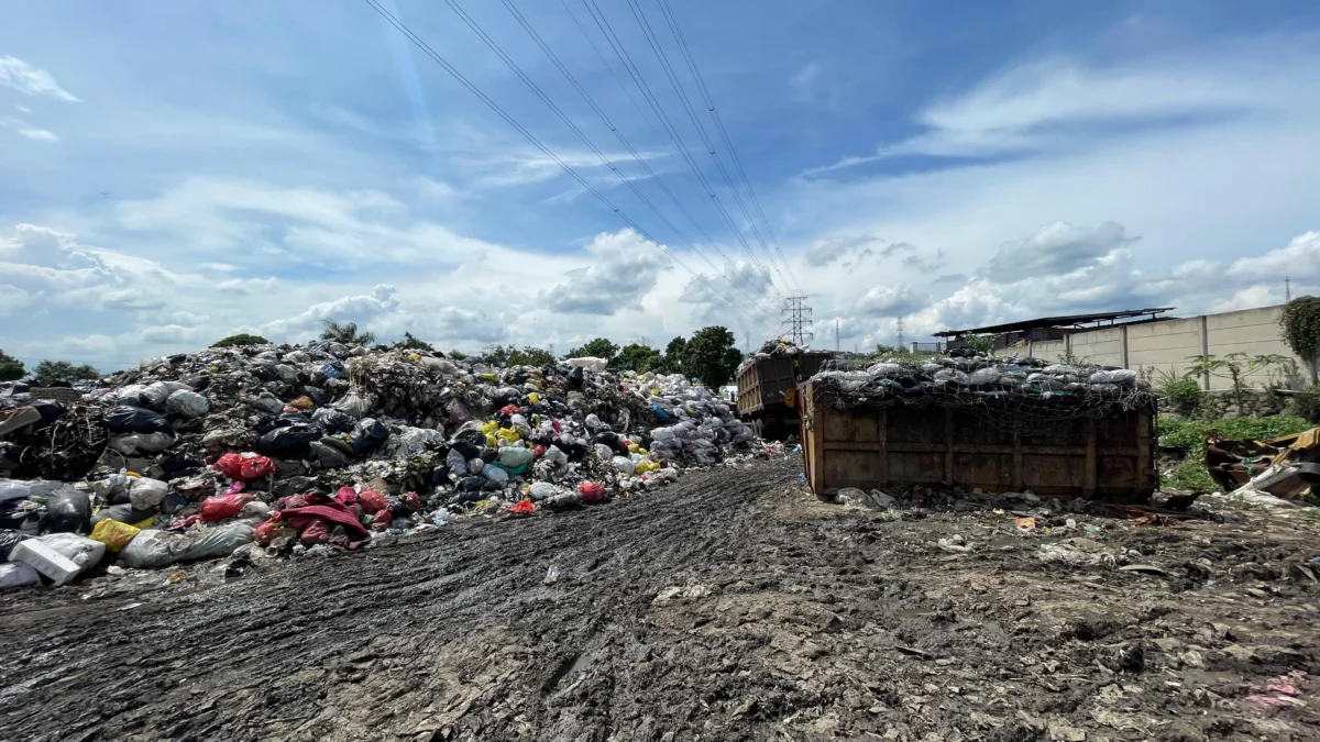 Usai libur panjang akhir pekan, ratusan ton sampah tertahan di UPT kebersihan di Jalan Raya Gedong Lima Padalarang, Bandung Barat. Kamis (30/1). Dok Jabar Ekspres/wit