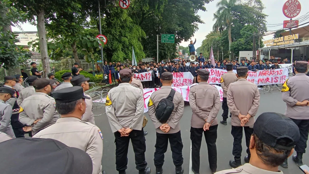 Aliansi Mahasiswa di Bogor saat menggelar aksi mengkritisi 100 hari kerja Prabowo-Gibran di Jalan Sudirman, Kota Bogor, Kamis (30/1). (Yudha Prananda / Jabar Ekspres)