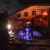 Petugas pemadam kebakaran berusaha memadamkan api yang membakar pabrik di Kawasan Industri Sadang-Rahayu,Kampung Sadang, Desa Rahayu, Banceuy, Kecamatan Margaasiah, Kabupaten Bandung, Kamis (30/1). Foto: Dimas Rachmatsyah / Jabar Ekspres