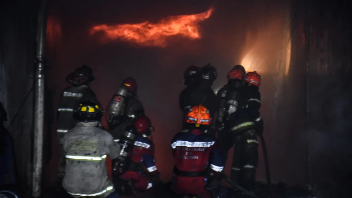 Petugas pemadam kebakaran berusaha memadamkan api yang membakar pabrik di Kawasan Industri Sadang-Rahayu,Kampung Sadang, Desa Rahayu, Banceuy, Kecamatan Margaasiah, Kabupaten Bandung, Kamis (30/1). Foto: Dimas Rachmatsyah / Jabar Ekspres