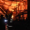 Petugas pemadam kebakaran berusaha memadamkan api yang membakar pabrik di Kawasan Industri Sadang-Rahayu,Kampung Sadang, Desa Rahayu, Banceuy, Kecamatan Margaasiah, Kabupaten Bandung, Kamis (30/1). Foto: Dimas Rachmatsyah / Jabar Ekspres