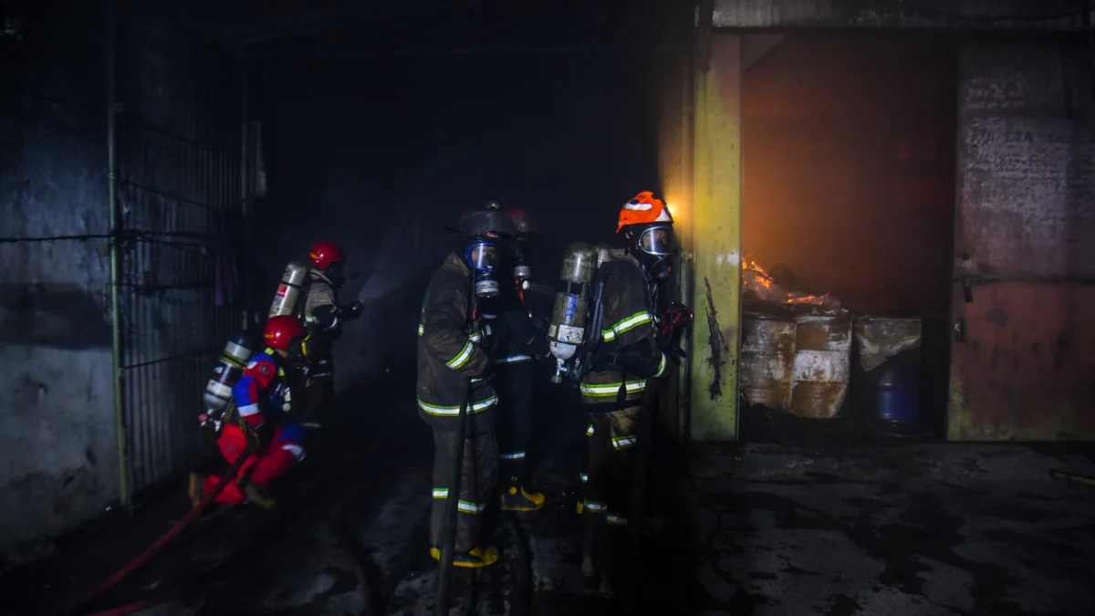 Petugas pemadam kebakaran berusaha memadamkan api yang membakar pabrik di Kawasan Industri Sadang-Rahayu,Kampung Sadang, Desa Rahayu, Banceuy, Kecamatan Margaasiah, Kabupaten Bandung, Kamis (30/1). Foto: Dimas Rachmatsyah / Jabar Ekspres