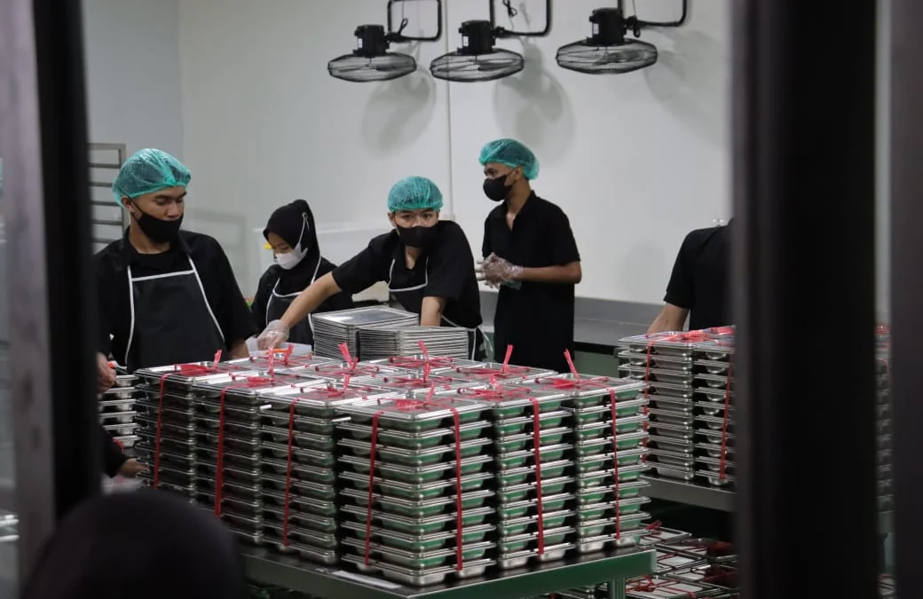 Petugas Yayasan Arara Visi Hijau Cimahi saat Sedang Menyiapkan Makanan Bergizi Gratis (mong)