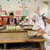 Sejumlah Siswq-Siswi SDN Pasirkaliki Mandiri 1 Kita Cimahi saat Menyantap Makanan Bergizi Gratis (mong)