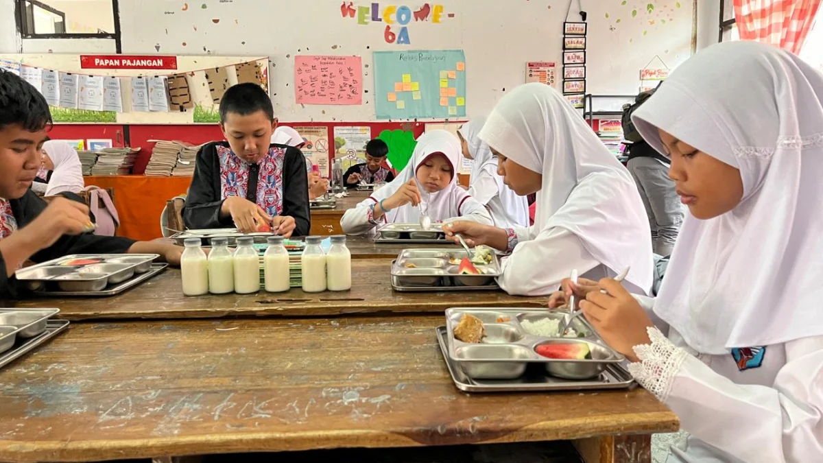 Sejumlah Siswq-Siswi SDN Pasirkaliki Mandiri 1 Kita Cimahi saat Menyantap Makanan Bergizi Gratis (mong)