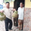 Yusup saat sedang memberikan gas elpiji 3 Kg kepada pembeli, Jumat (31/1). Foto : Regi