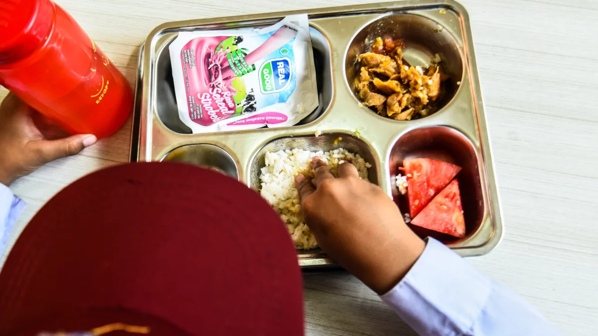 Ilustrasi pelaksanaan program Makan Bergizi Gratis (MBG) di Kota Bandung beberapa waktu lalu. Foto: Dimas Rachmatsyah / Jabar Ekspres