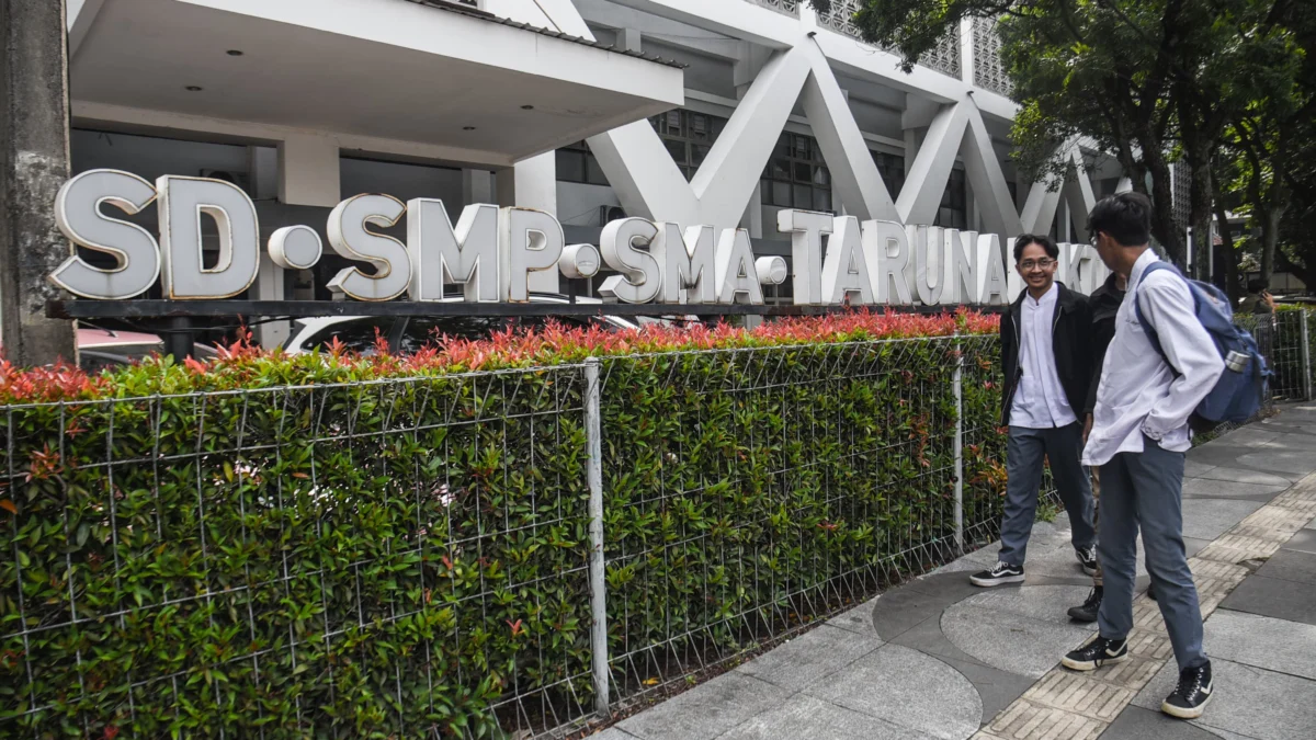 Tunggakan Kecil, Penahanan Ijazah Tak Hebohkan SMA Taruna Bakti Siswa SMA berjalan di depan sekolah Taruna Bakti di Jalan LLRE Martadinata, Kota Bandung, Jum'at (31/1). Foto: Dimas Rachmatsyah / Jabar Ekspes