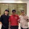 Tangkap Layar Para Personel Jamrud, (Kiri ke Kanan) Mochamad Irwan (Gitar), Ricky Teddy (Bass), Krisyanto (Vocal), Aziz MS (Gitar), dan Danby Rachman (Drum) (Instagram: Jamrud_Official)