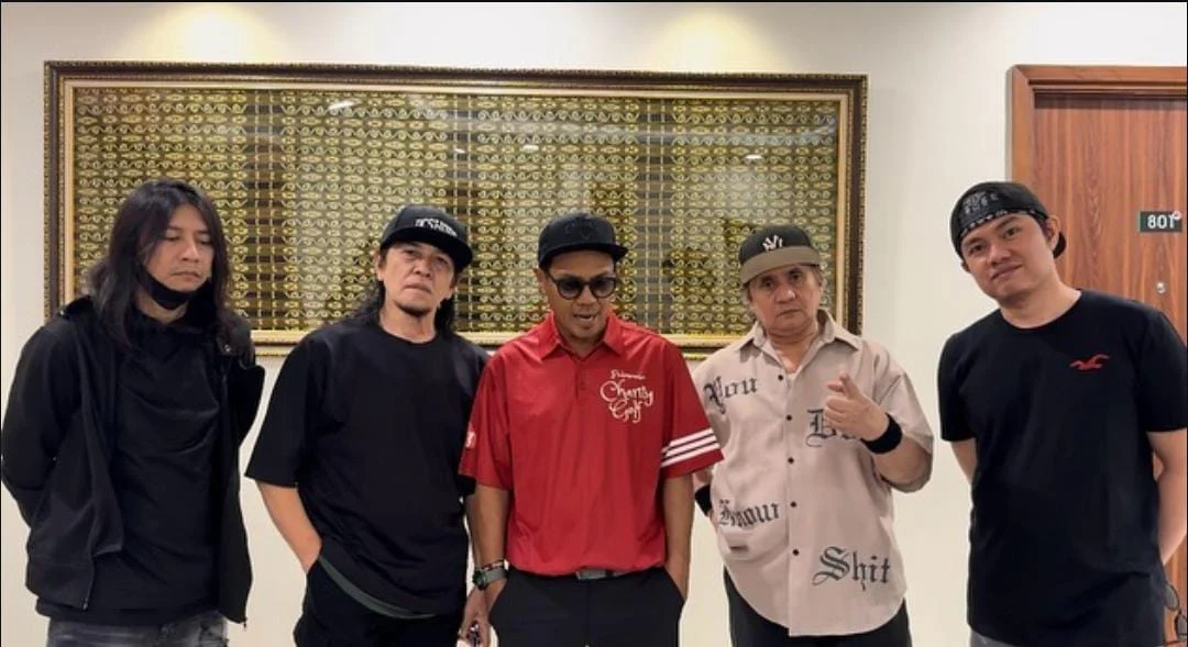 Tangkap Layar Para Personel Jamrud, (Kiri ke Kanan) Mochamad Irwan (Gitar), Ricky Teddy (Bass), Krisyanto (Vocal), Aziz MS (Gitar), dan Danby Rachman (Drum) (Instagram: Jamrud_Official)