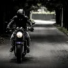 Ilustrasi pria jatuhkan anak dari motor. (Foto/Pixabay)