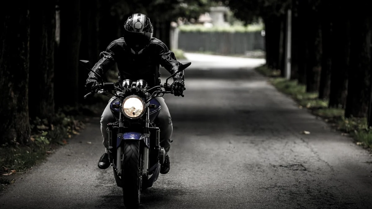 Viral! Seorang Pria Jatuhkan Anak dari Motor di Jaktim, Polisi Masih Lakukan Penyelidikan Ilustrasi pria jatuhkan anak dari motor. (Foto/Pixabay)