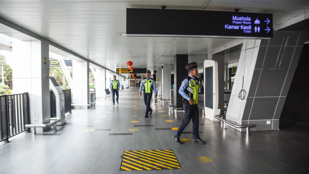 Petugas Avsec melakukan patroli di pintu keberangkatan dan kedatangan domestik Bandara Husein Sastranegara, Kota Bandung, Jum'at (17/1). Foto: Dimas Rachmatsyah / Jabar Ekspres