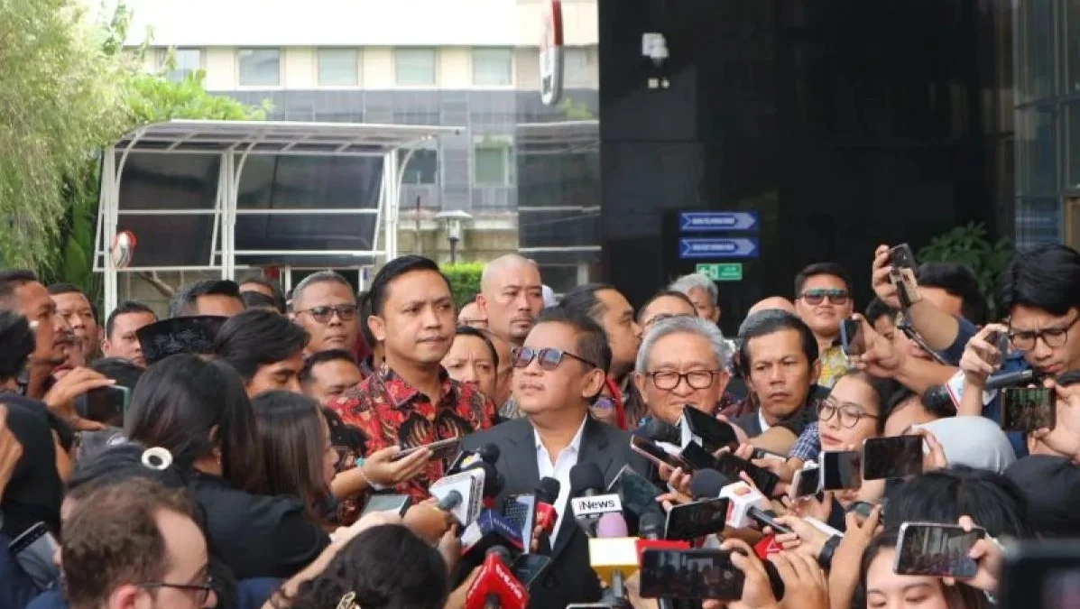 Usai Diperiksa 3 Jam Lebih, Hasto Bergegas Tinggalkan Gedung Merah Putih KPK Hasto didampingi puluhan kuasa hukum memenuhi panggilan pemeriksaan di Gedung Merah Putih KPK, Jakarta, Senin (13/1/2025). (Foto: ANTARA)
