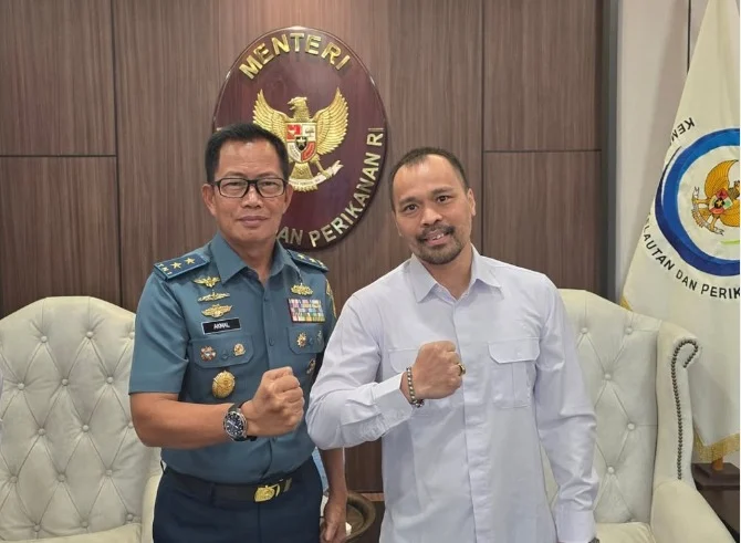 Ilustrasi: Staf Khusus Menteri Kelautan dan Perikanan Doni Ismanto Darwin (kanan) pastikan kasus pagar laut dituntaskan. (Instagram / doniismantodarwin)