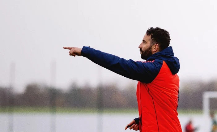 Setan Merah Kian Terpuruk, Amorim Enggan Salahkan Pemain Ruben Amorim saat memberikan arahan kepada Manchester United di sesi latihan. (Instagram / Manchesterunited)