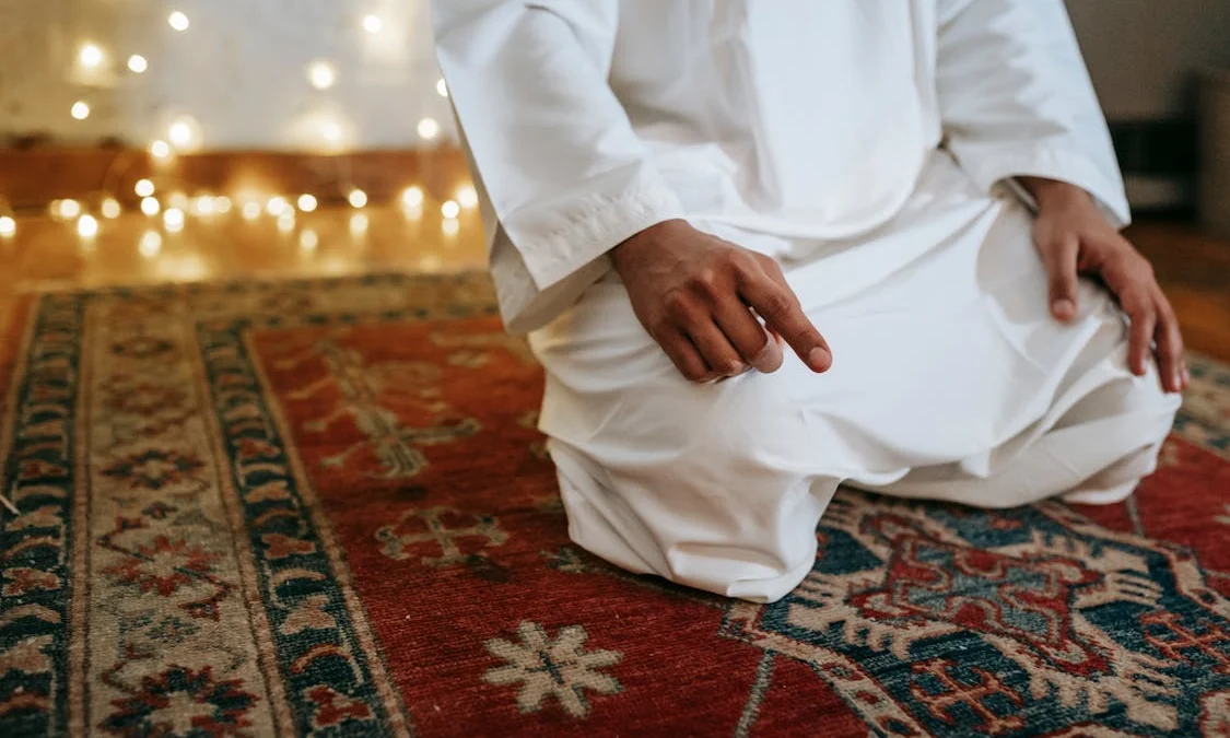 Naskah Khutbah Jumat: Keutamaan Menjaga Shalat, Niscaya Allah Akan Menjagamu