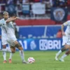 Gelandang PERSIB, Tyronne del Pino mengeksekusi tendangan bebas dengan kaki kiri ke gawang Arema FC/Dok Persib/