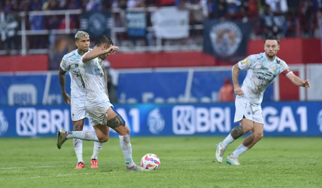 Gelandang PERSIB, Tyronne del Pino mengeksekusi tendangan bebas dengan kaki kiri ke gawang Arema FC/Dok Persib/