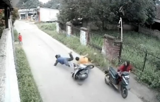 Heroik! Emak-emak Bogor Nekat Hadang Maling Tabung Gas hingga Ditabrak