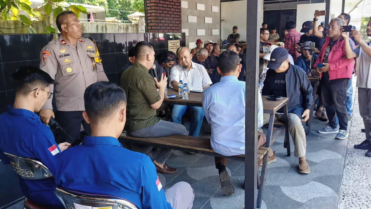 Sejumlah LSM saat menyampaikan aspirasi ke Kejaksaan Negeri Banjar, Kamis 27 Februari 2025. (Foto: Cecep Herdi/Jabar Ekspres)