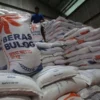 Sejumlah beras di di gudang penyimpanan Kanwil Perum Bulog Aceh. (foto/ANTARA)