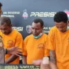 Kepala Polresta Manokwari Komisaris Besar Rivadin Benny Simangusong menunjukkan tersangka JT (tengah) yang terlibat dalam kasus penembakan Direktur LP3BH Manokwari. (foto/ANTARA)