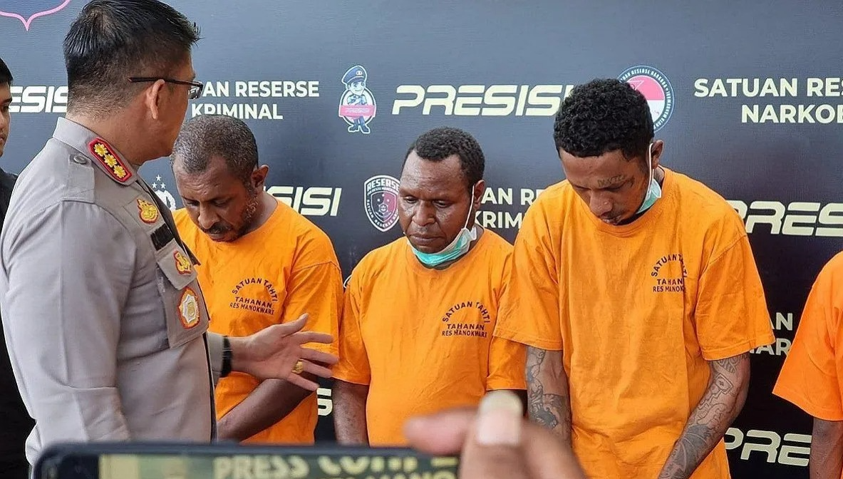1 Pelaku Penembakan Direktur LP3BH Manokwari Berhasil Ditangkap Polisi, 4 Lainnya Masih dalam Pengejaran Kepala Polresta Manokwari Komisaris Besar Rivadin Benny Simangusong menunjukkan tersangka JT (tengah) yang terlibat dalam kasus penembakan Direktur LP3BH Manokwari. (foto/ANTARA)
