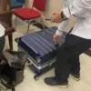 KPK membawa koper biru berisikan bukti dalam sidang penetapan tersangka Hasto Kristiyanto. (foto/ANTARA)