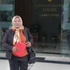 Aktivis pembela hak perempuan, Siti Erni saat mendampingi mantan Bapeitbanda KBB, Rini Sartika di PTUN Bandung. Dok istimewa
