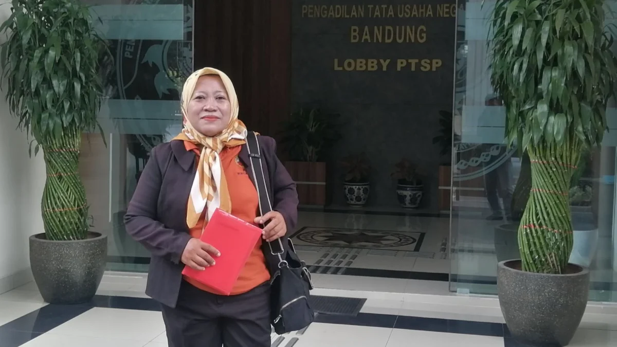 Aktivis pembela hak perempuan, Siti Erni saat mendampingi mantan Bapeitbanda KBB, Rini Sartika di PTUN Bandung. Dok istimewa