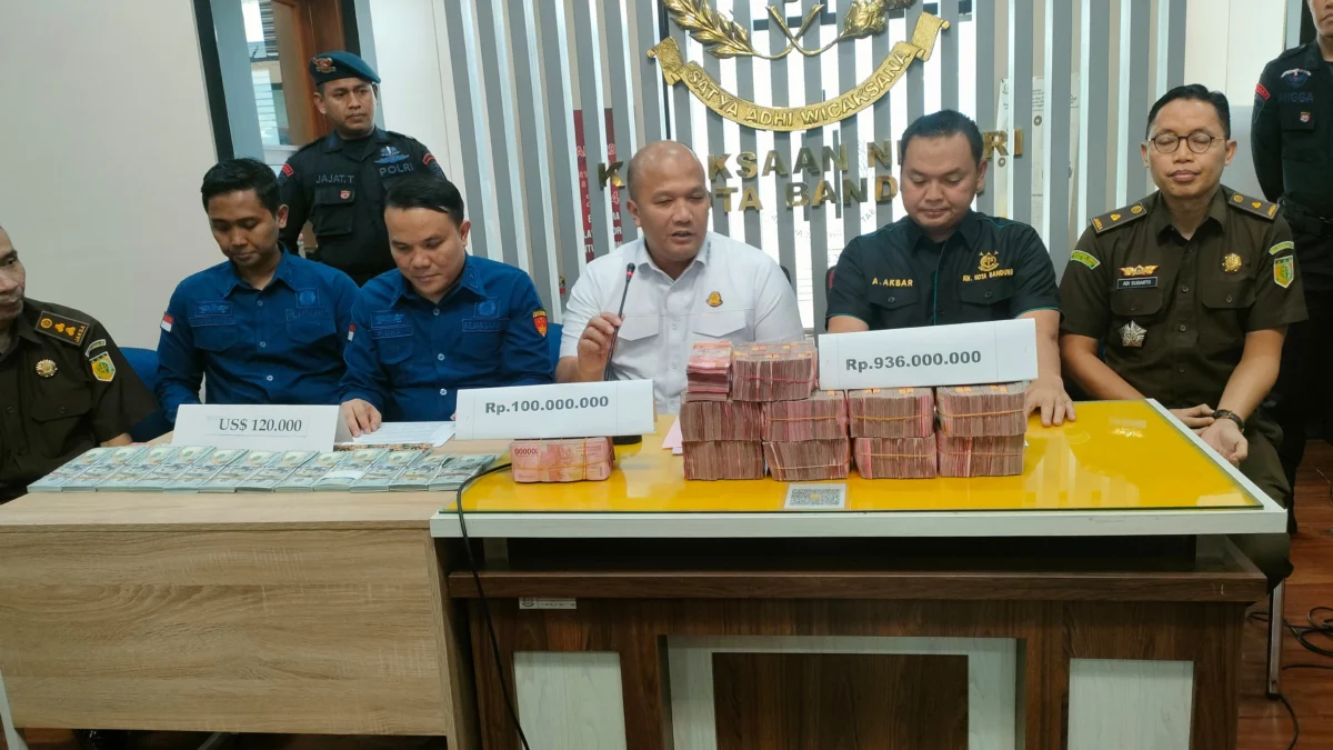 Dok. Hasil pengembangan dugaan korupsi dana PIP di STIA Bagasasi, Kejari Kota bandung berhasil sita sejumlah uang. Foto. Sandi Nugraha