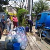 Sejumlah warga Cimahi mengantre untuk mendapatkan air bersih dari mobil tangki (ist)