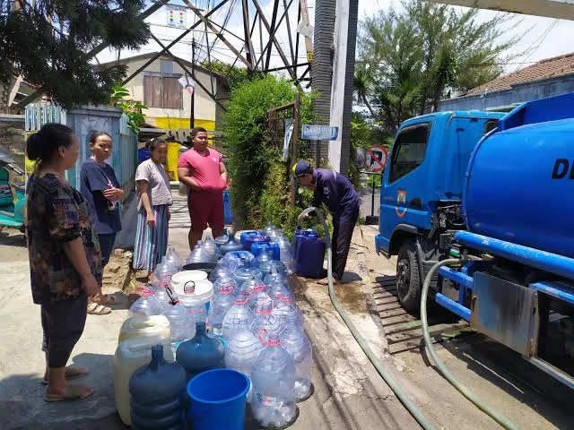 Sejumlah warga Cimahi mengantre untuk mendapatkan air bersih dari mobil tangki (ist)