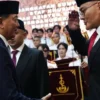 Menteri Pertahanan Sjafrie Sjamsoeddin (kiri) usai melantik Deddy Corbuzier (kanan) sebagai Staf Khusus Menteri Pertahanan di kantor Kemhan, Jakarta Pusat, Selasa (11/2/2025). (foto/ANTARA)