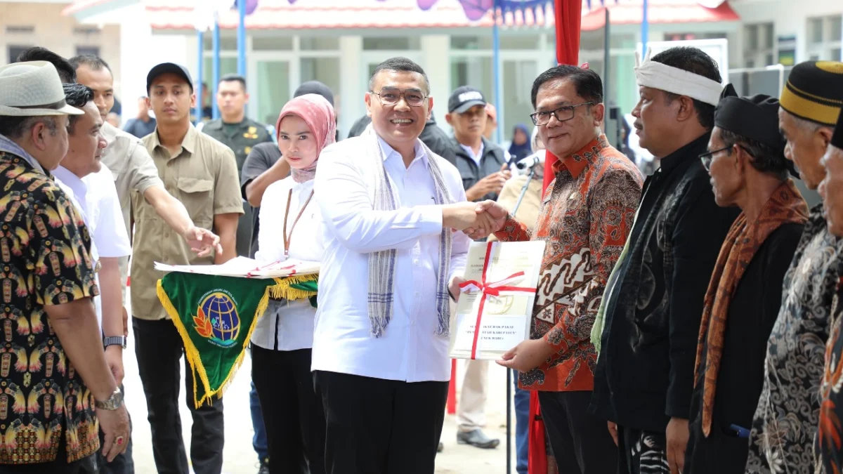 Serahkan 1.641 Sertipikat Redistribusi Tanah di Kabupaten Majalengka, Wamen Ossy: Komitmen Negara Wujudkan Keadilan dan Kesejahteraan Rakyat Kabupaten