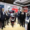 Jajaran manajemen PT Astra Honda Motor berfoto pada gelaran Indonesia International Motorshow 2025 (13/02) di booth Honda yang berlokasi di Hall C3, JIEXPO Kemayoran, Jakarta.