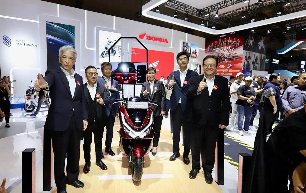Jajaran manajemen PT Astra Honda Motor berfoto pada gelaran Indonesia International Motorshow 2025 (13/02) di booth Honda yang berlokasi di Hall C3, JIEXPO Kemayoran, Jakarta.