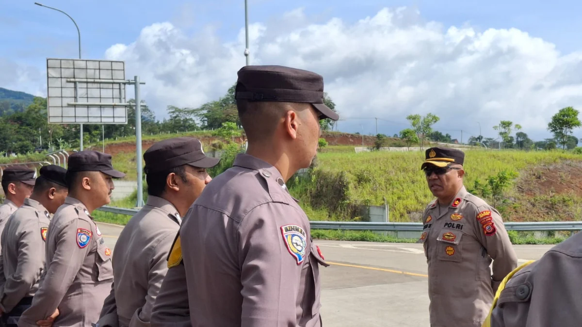 Kapolsek Jatinangor, Kompol Rogers Thomas bersama jajaran anggotanya saat melakukan pengamanan di perbatasan Sumedang-Bandung.