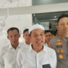 Gubernur Jabar Terpilih, Dedi Mulyadi saat memberikan keterangan kepada awak media di Mapolres Bogor, pada Sabtu (8/2). Foto : Regi