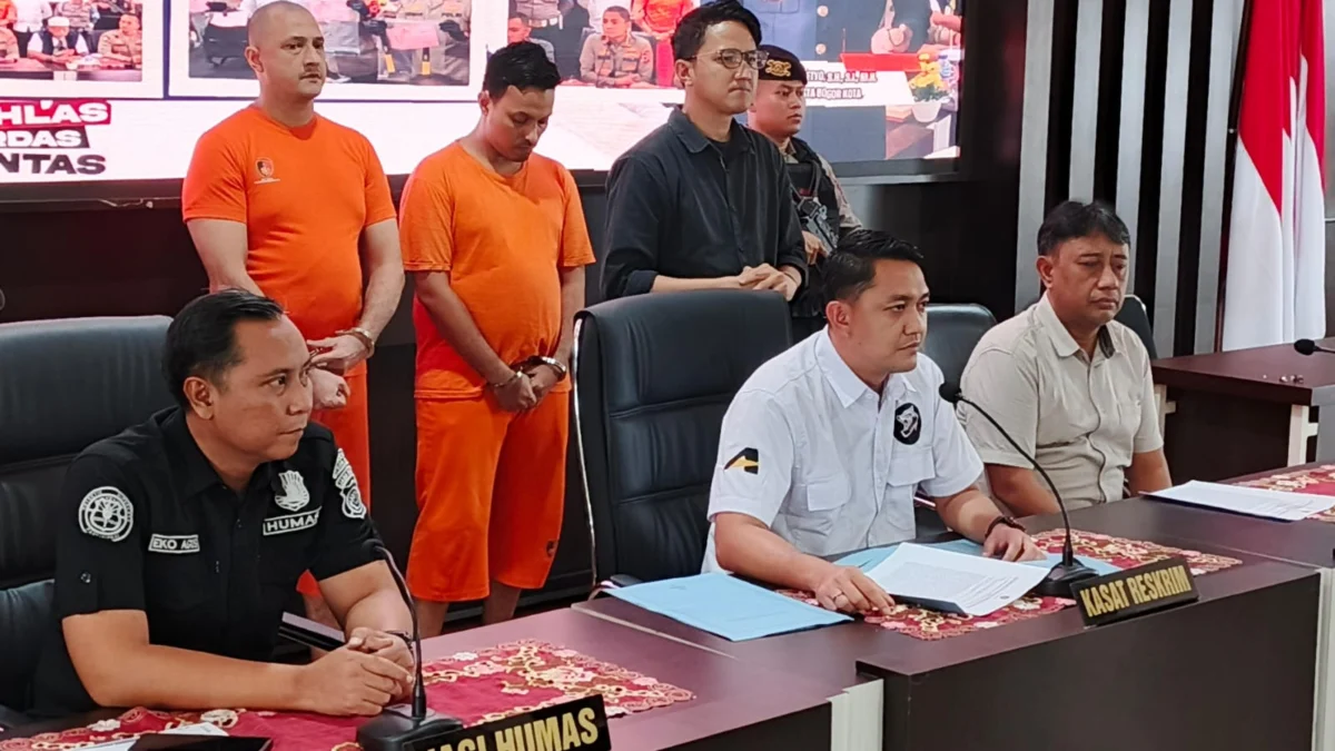 Kasat Reskrim Polresta Bogor Kota, AKP Aji Riznaldi bersama jajaran saat mengekspose dua tersangka, Rabu (19/2). (Yudha Prananda / Jabar Ekspres)