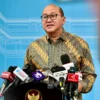 Menteri Investasi dan Hilirisasi/Kepala BKPM Rosan Roeslani menyampaikan keterangan pers kepada awak media di Istana Merdeka Jakarta, Selasa (04/02/2025). (Foto: BPMI Setpres)