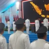 Presiden Prabowo saat prosesi penyematan pangkat dalam agenda pelantikan kepala daerah. (foto/ANTARA)