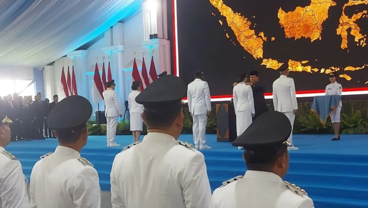 Presiden Prabowo saat prosesi penyematan pangkat dalam agenda pelantikan kepala daerah. (foto/ANTARA)