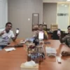 Postingan netizen yang menunjukkan beberapa anggota Polri yang gabung di aplikasi WPONE. (Facebook @Alexsander Polking)