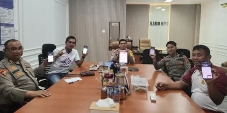 Postingan netizen yang menunjukkan beberapa anggota Polri yang gabung di aplikasi WPONE. (Facebook @Alexsander Polking)