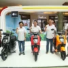 Seluruh jajaran manajemen PT Daya Adicipta Motora berfoto bersama di booth Honda ICON e: pada Regional Public Launching di Trans Studio Mall Bandung.